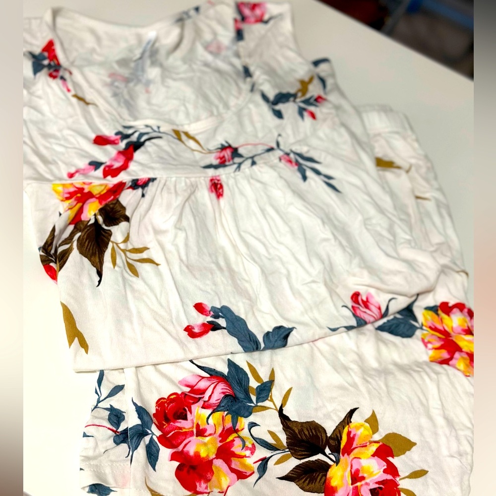 2 piece PJ or Lounge Set. Sleeveless top with elastic waist shorts. Size 2XL - Picture 3 of 7